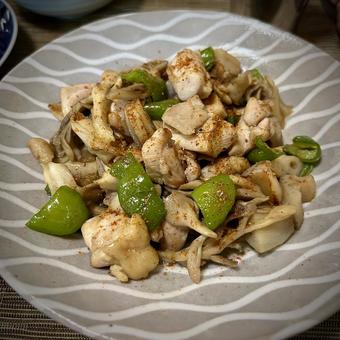 鶏肉と蓮根と舞茸とピーマンの七味炒め 旦那飯,男の料理,手料理の写真素材