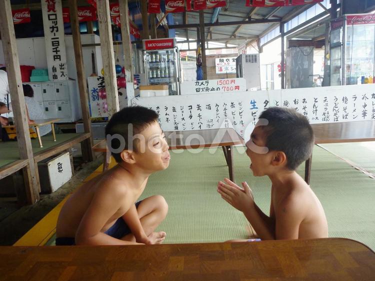 夏休み海水浴　海の家で遊ぶ子供 海の家,休憩,海水浴の写真素材
