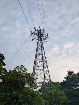 鉄塔と電線と空 鉄塔と電線と空 鉄塔,送電線,鉄塔がある風景の写真素材