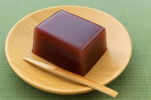 涼しげな水ようかんと木皿・和菓子・甘味 涼しげな水ようかんと木皿・和菓子・甘味の写真