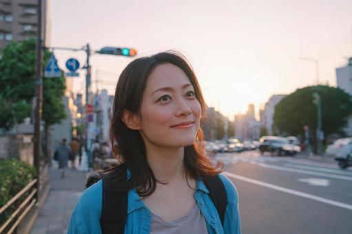 夕日の街を歩く女性 夕日の街を歩く女性の写真