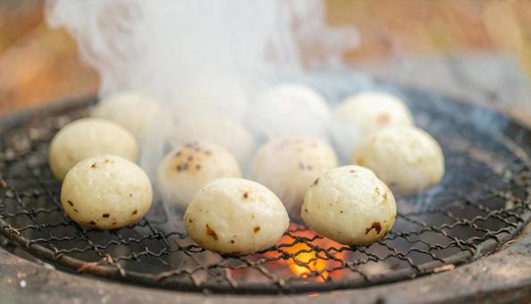 七輪で炭火焼きする焼きおにぎり 七輪で炭火焼きする焼きおにぎりの写真