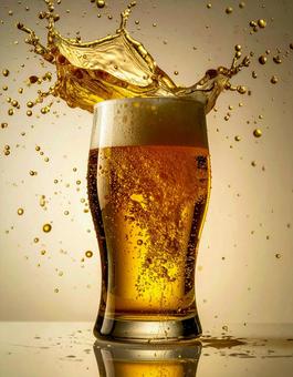 ビールジョッキ（薄色背景）の写真