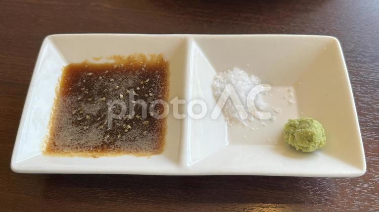 焼肉のタレ、塩とワサビ 焼肉のタレ,焼肉,塩の写真素材