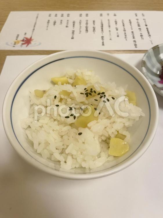 秋の味覚、栗の入った炊き込みご飯 栗ご飯,炊き込みご飯,ご飯の写真素材