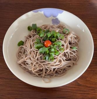 蕎麦にやぐらねぎと自家栽培トマト 蕎麦にやぐらねぎと自家栽培トマトの写真