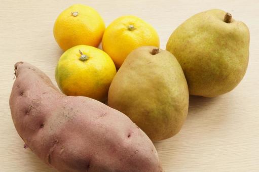 さつまいも　早生みかん　ラフランス　秋 味覚の秋,果物,ラフランスの写真素材