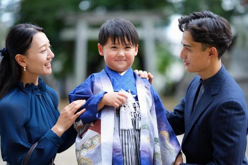 羽織袴の男の子を優しく見つめる両親 羽織袴の男の子を優しく見つめる両親 七五三,お参り,七五三参りの写真素材