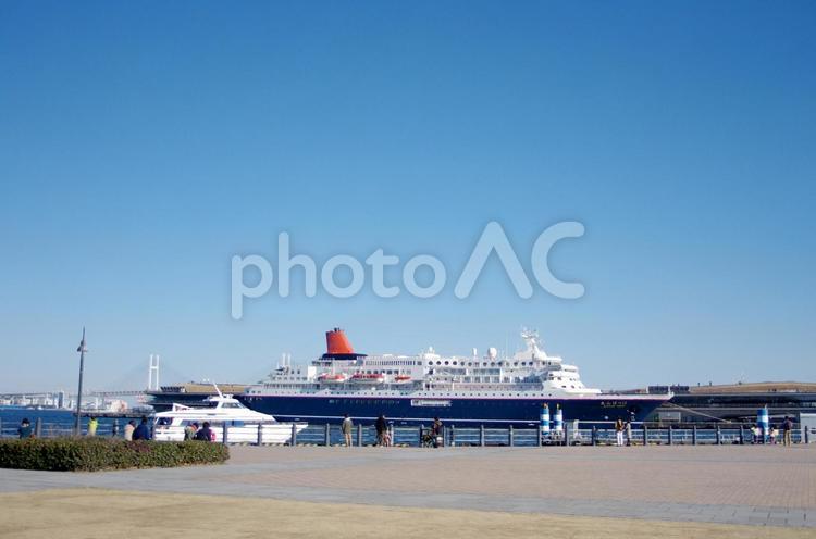 みなとみらいの海と船 海,みなとみらい,青空の写真素材