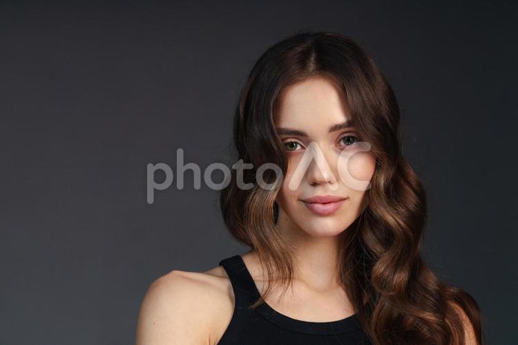カメラ目線のウェーブヘアの女性 女性,外国人,欧米人の写真素材