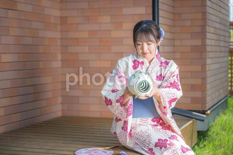 浴衣の女性と豚の蚊取り線香 浴衣,女性,和装の写真素材