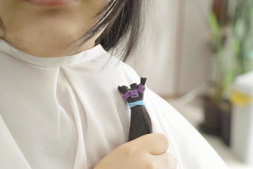 ヘアドネーションの髪の毛をカットした女性 ヘアドネーションの髪の毛をカットした女性 ヘアドネーション,髪,寄付の写真素材
