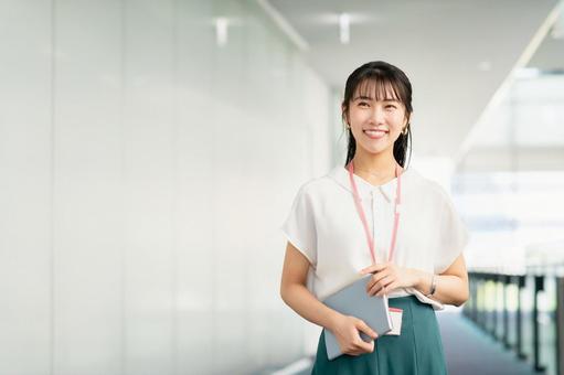 オフィスで働く若いビジネスウーマン オフィスで働く若いビジネスウーマン ビジネスウーマン,若い,女性の写真素材