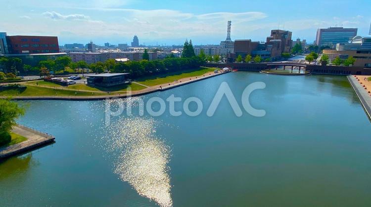 新緑の環水公園（富山） 環水公園,富山,運河の写真素材
