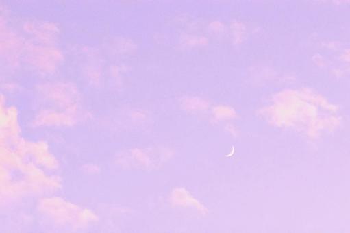 ピンクの雲と三日月　かわいい空の背景 三日月,月,薄紫の写真素材