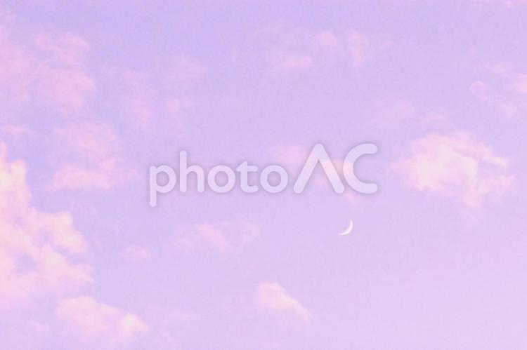 ピンクの雲と三日月　かわいい空の背景 三日月,月,薄紫の写真素材