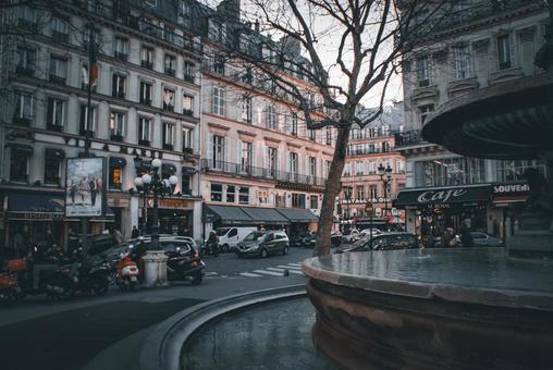 噴水広場とカフェ街 噴水,広場,カフェの写真素材