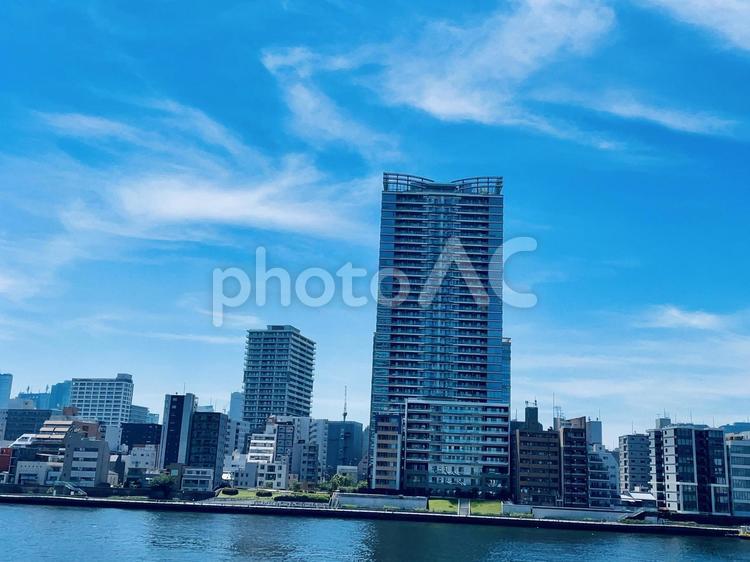 タワーマンションのある水辺の都市風景 マンション,ビル群,風景の写真素材