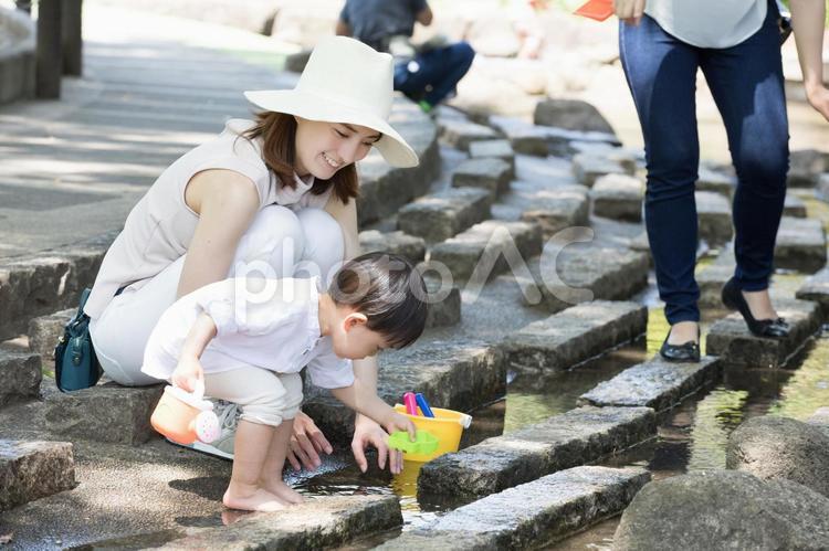 ママ友　母親　育児　 ママ友,公園,水遊びの写真素材