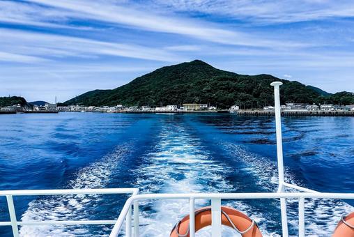<五島風景>出航したフェリーの甲板の景色 <五島風景>出航したフェリーの甲板の景色 航跡,引き波,出航の写真素材