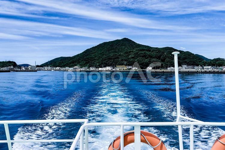 ＜五島風景＞出航したフェリーの甲板の景色 航跡,引き波,出航の写真素材