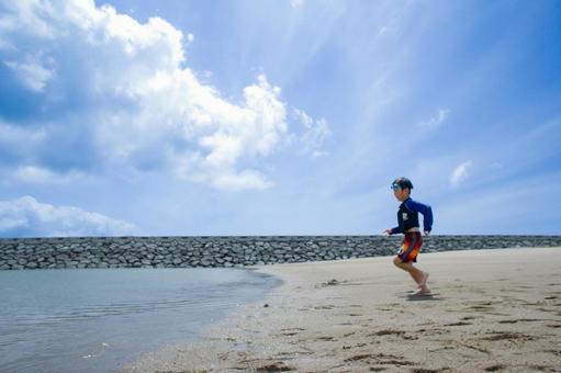 <素材>海へ泳ぎにきてビーチを走る男の子 <素材>海へ泳ぎにきてビーチを走る男の子 子供,男性,人物の写真素材