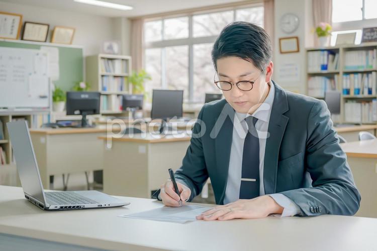 職員室と先生 先生,職員室,男性の写真素材