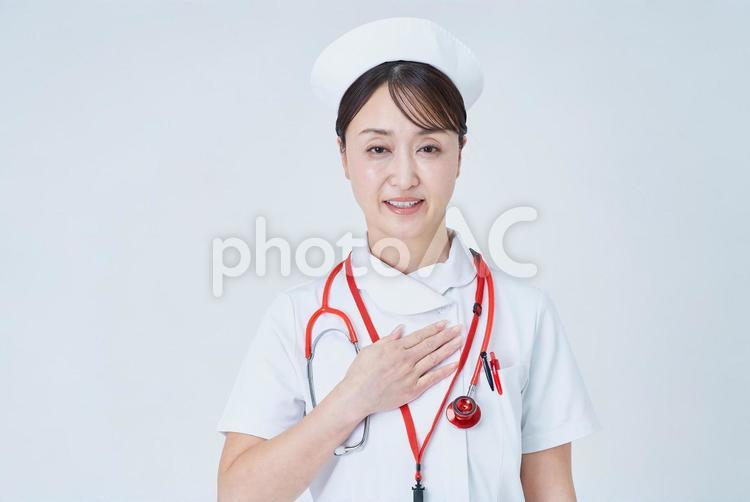 応援のポーズをする医療スタッフの女性 安心,白衣,信頼の写真素材