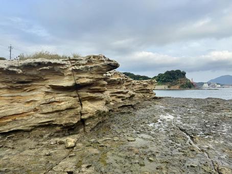 山口県彦島　竹ノ子島の磯辺 瀬戸内海,関門海峡,雲の写真素材