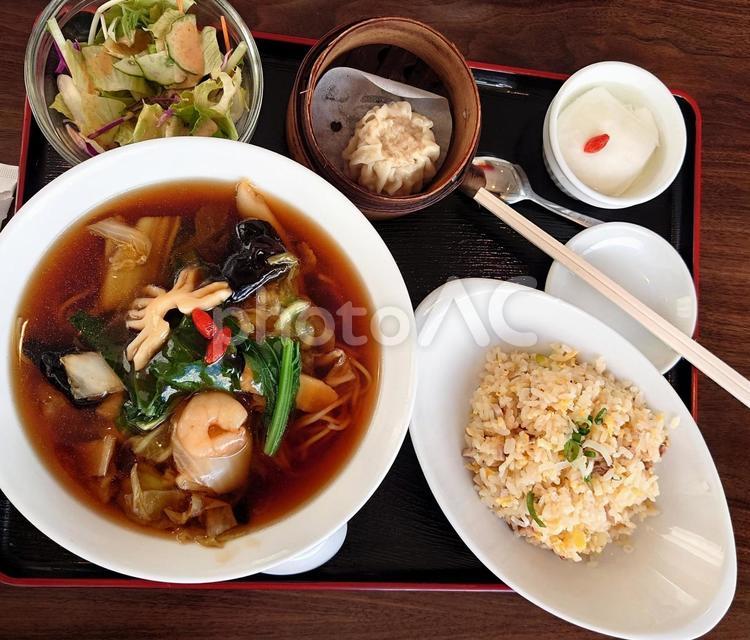 今日のお昼のランチは、豪華な中華で 中華料理,ランチ,メニューの写真素材
