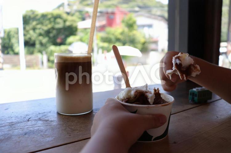 カフェラテと赤ちゃんが食べるジェラート 赤ちゃん,赤ちゃんが食べてる,ジェラートの写真素材