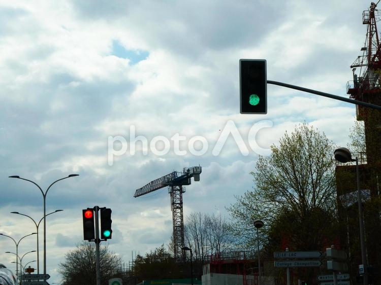 曇り空とフランスの信号機 空,信号機,青信号の写真素材
