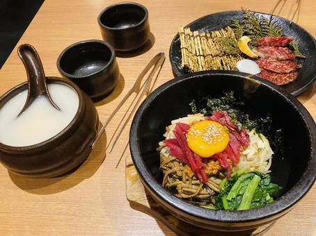 焼肉屋さんで夕食 焼肉,ビビンバ,石焼ビビンバの写真素材