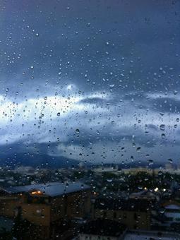 窓越しの街並みと雨粒 雨,雨粒,水滴の写真素材