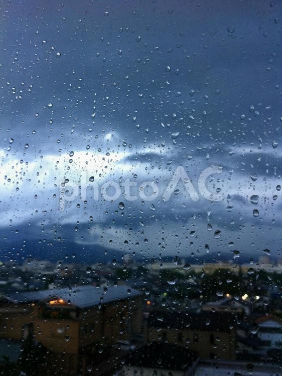 窓越しの街並みと雨粒 雨,雨粒,水滴の写真素材