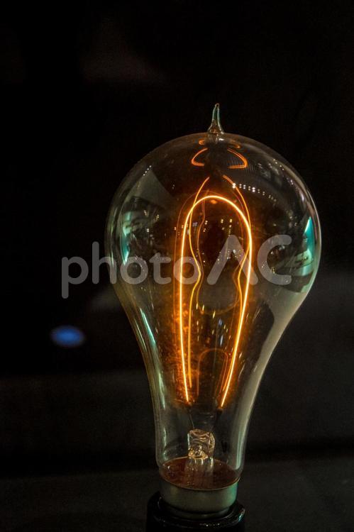 暗闇の中の電球 電球,電気,電灯の写真素材