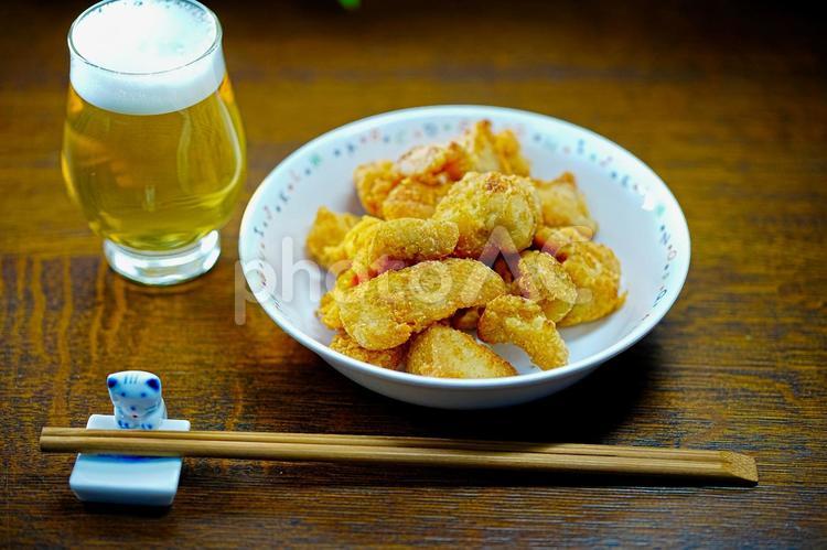 鶏むね肉の唐揚げとビール 食事,食卓,料理の写真素材