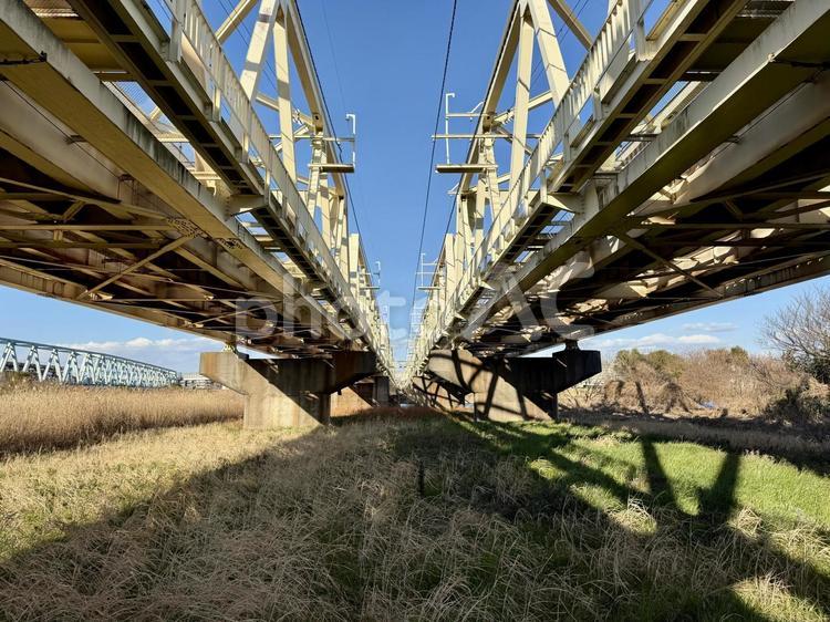 荒川の河川敷と横切る鉄橋 鉄橋,インフラ,電車の写真素材