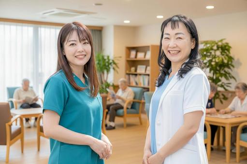 笑顔の医療看護系スタッフ 笑顔の医療看護系スタッフ 女性,スタッフ,介護士の写真素材