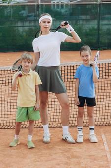 テニスを教える女性と男の子 男女,子供,外国人の写真素材