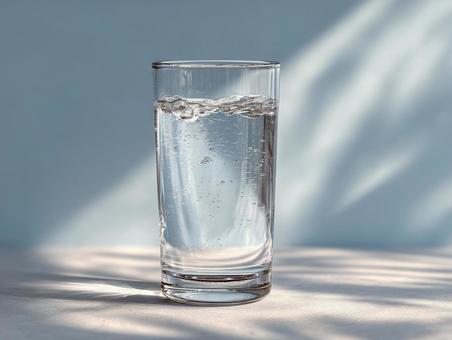 光と影が織りなす透明なグラスに注がれた水 光と影が織りなす透明なグラスに注がれた水の写真