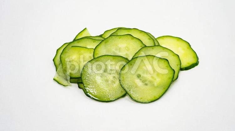 薄切りスライスされたきゅうり きゅうり,胡瓜,野菜の写真素材
