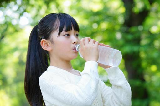 公園で水を飲む女の子 子ども,女の子,小学生の写真素材