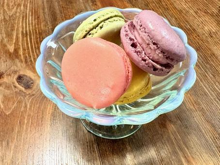 Macarons arranged in a bowl 01, JPG