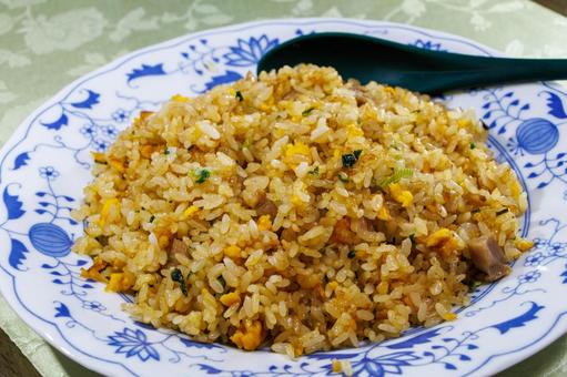 家庭的で素朴な自家製のおいしいチャーハン 家庭的で素朴な自家製のおいしいチャーハン 料理,食べ物,ご飯の写真素材