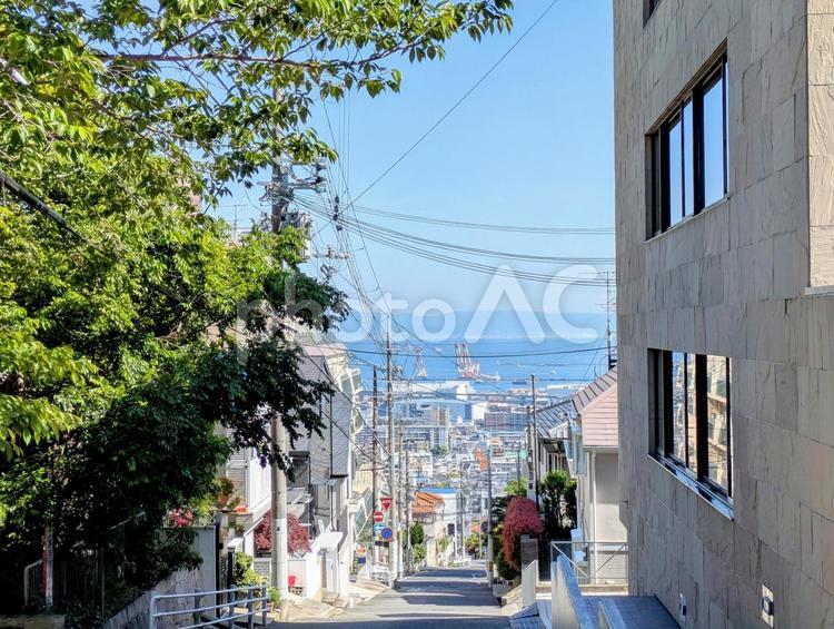 住宅街の合間から見える神戸の海 兵庫県,神戸市,山の写真素材
