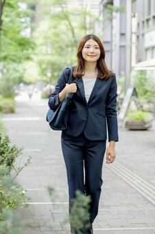 オフィス街を歩くビジネスウーマン ビジネスウーマン,女性,日本人の写真素材