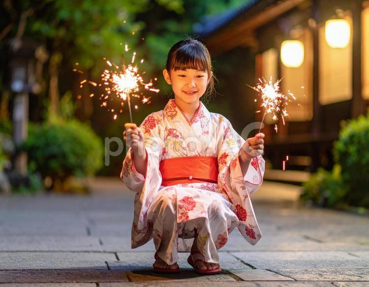 浴衣姿で楽しむ夏夜 夏,花火,浴衣の写真素材