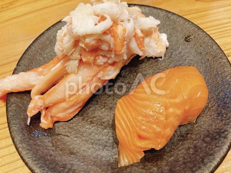 ズワイガニと桜ますの寿司 サクラマス,桜ます,鱒の写真素材