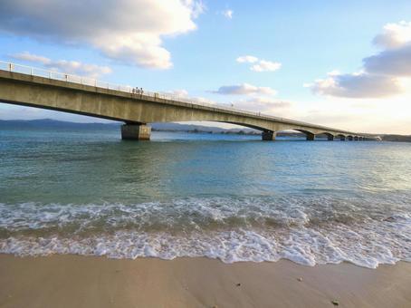沖縄の風景　古宇利大橋と古宇利ビーチ 沖縄,古宇利島,古宇利大橋の写真素材
